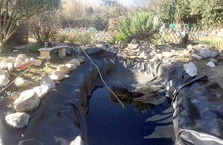 Mise en eau du bassin à poisson dans le Gard