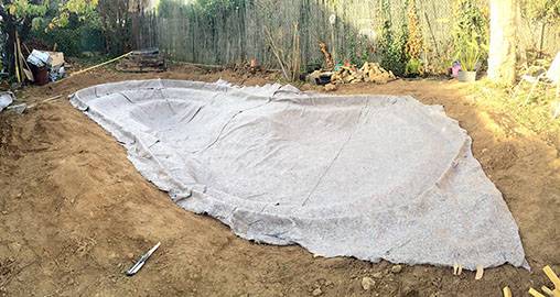 Pose du feutre pour un bassin à poisson