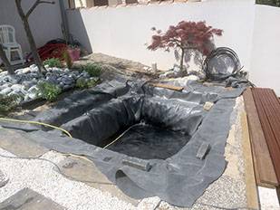Pose de la bâche pour un bassin contemporain à proximité d'Avignon